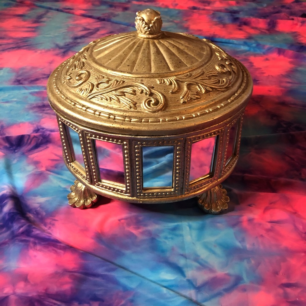 🦋Gold accent storage container